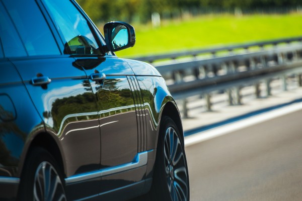 une voiture sur la route