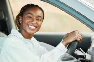 Femme, voiture au volant