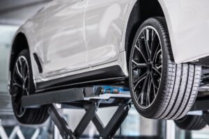 Réparation de voiture sur un ascenseur