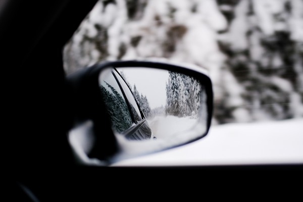 route d'hiver vue par le rétroviseur