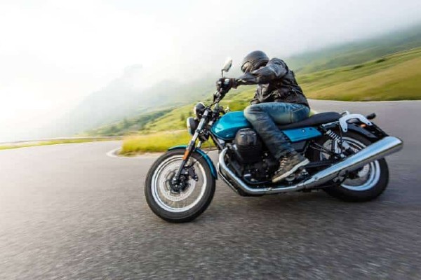 motard dans un virage