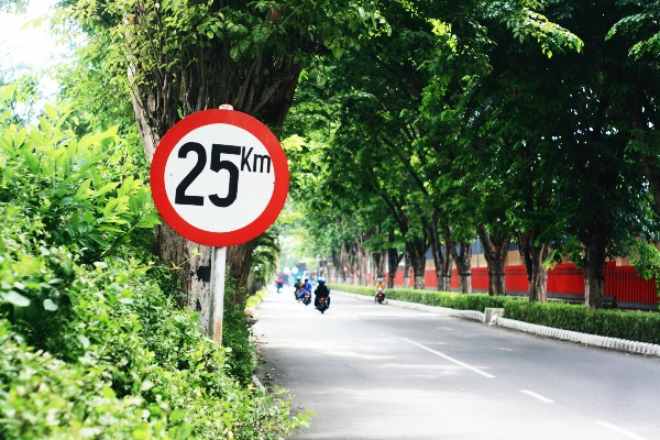 Panneau rouge indiquant 25km