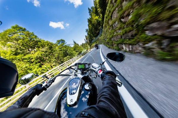 prendre un virage en moto