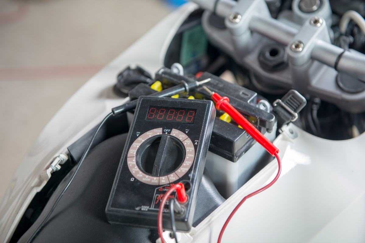 Tout savoir sur la tension d&rsquo;une batterie de moto