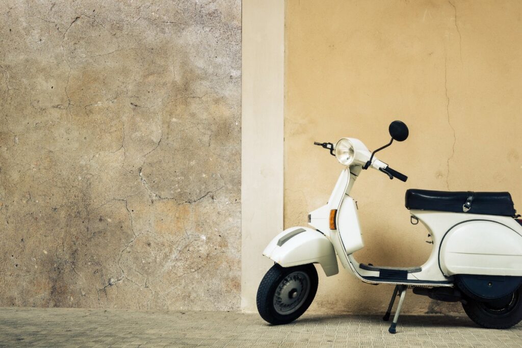 vieux scooter en Italie